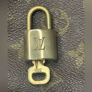 LOUIS VUITTON #319 LOCK & KEY 🔐